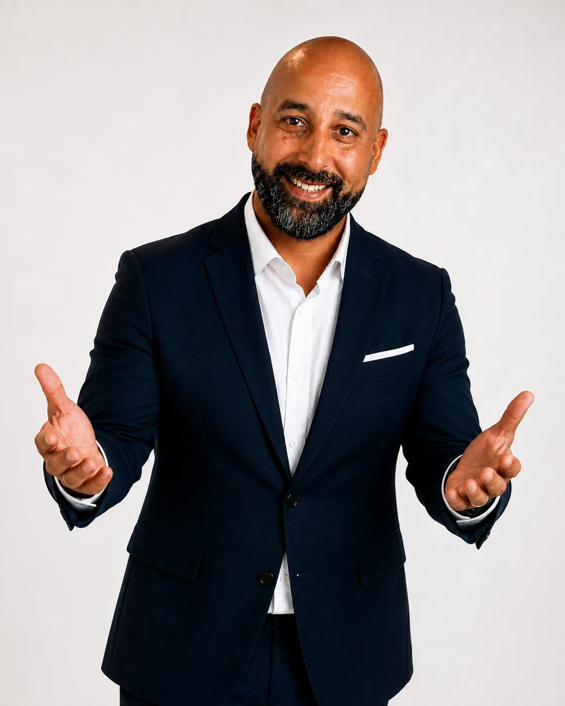 Julien Couchut, les deux mains ouvertes en signe d’accueil